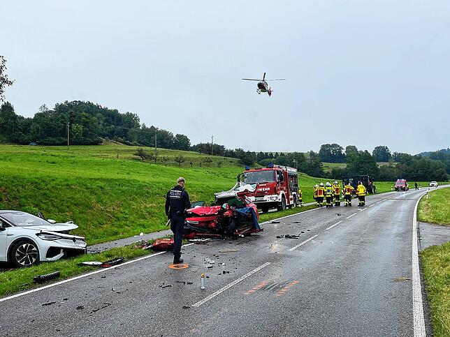 Neben der Polizei, dem Rettungsdienst und der Freiwilligen Feuerwehr war auch ein Rettungshubschrauber an der Unfallstelle im Einsatz.