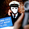 ARCHIV – 11.10.2017, Nordrhein-Westfalen, Düsseldorf: Ein Telefonhörer ist vor einem Plakat der Polizei NRW mit der Aufschrift «Achtung: ...