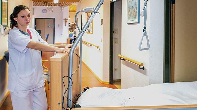 Künftig werden in Pflegeeinrichtungen für die Bewohner nur noch Einzelzimmer angeboten. Katarina Csutura, Altenpflegehelferin im ...