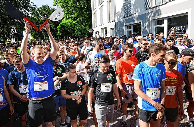 OB Simon Gröger gibt das Startsignal beim Firmenlauf in Radolfzell. Anschließend läuft er selbst vier Runden durch die Altstadt.