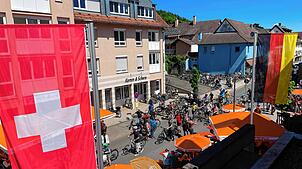 Auch viele Gailingerinnen und Gailinger fanden sich ein, um den Vorbeifahrenden zuzuschauen. Ein toller Tag bei strahlendem Sonnenschein ...