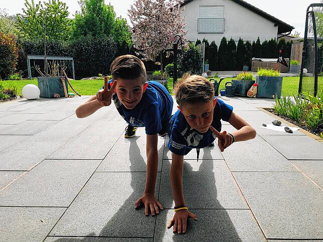Jonathan (links) und Samuel einmal in Tieflage bei einer Koordinationsübung.
