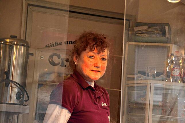Bild 3: Auch ohne Weihnachtsmarkt eine süße Erinnerung an bessere Zeiten: Michaela Wussow verkauft seit 34 Jahren in Konstanz Crêpes &ndash; ihr Stand steht jetzt in der Sigismundstraße