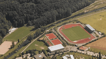 Das Langensteinstadion in Tiengen in den Jahren 1998, sechs Jahre nach der Fertigstellung, und 2015 mit dem neuen Kunstrasenplatz (im ...