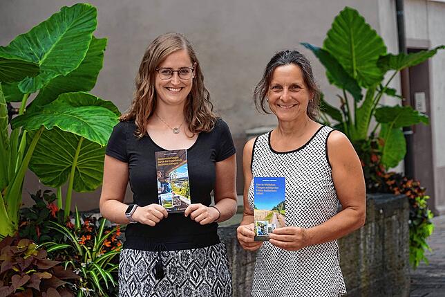 Präsentieren die neuen Broschüren mit vier Wanderungen und drei E-Bike-Routen: Tourist-Info Leiterin Stefanie Stelter (links) und ...