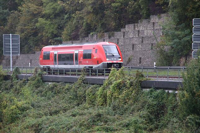 Noch zuckelt die Bahn gemächlich durchs Wutachtal. Mit der Fahrplanumstellung am 16. Dezember soll das Tempo auf Teilstrecken auf 80 ...