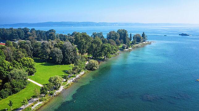 (Archivbild) Der Bodensee kann in vielen Farben leuchten, doch eine Stelle mit rotem Wasser rief nun Polizei und Feuerwehr auf den Plan.