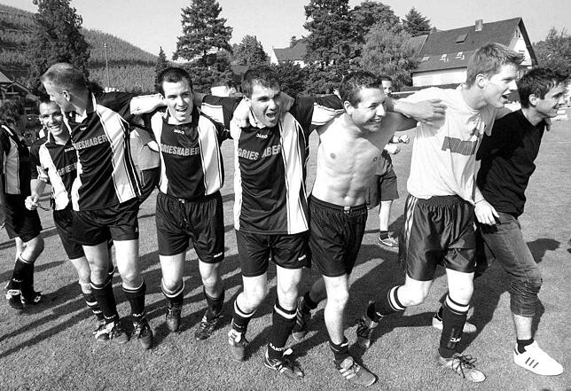 Aufstieg in die Verbandsliga: Dank eines Tores von Frank Thomae (Zweiter von links, neben Michael Wasmer) siegte der SV 08 Laufenburg in ...