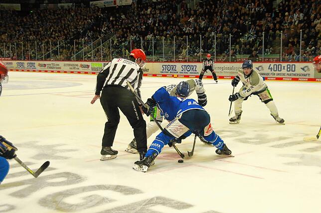 Bild 13: Fans, fliegende Fäuste und Feiern &ndash; Bilder vom 5:1 der Wild Wings gegen Straubing