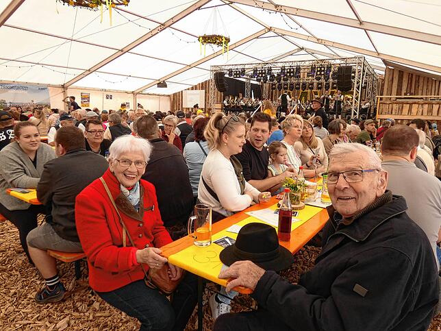 Wie die Birndorfer Senior-Hirschenwirte genossen die Gäste aus nah und fern die abwechslungsreiche Unterhaltung.