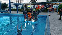 Drehleiter-Übung der Freiwilligen Feuerwehr im Freibad Wehr.