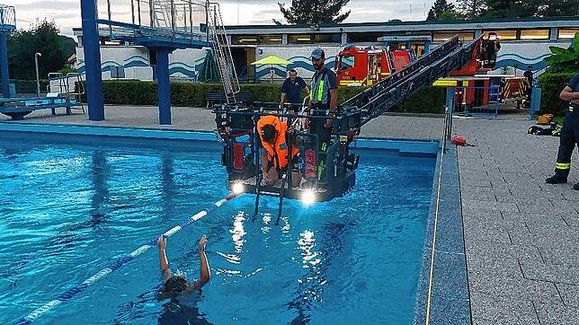 Drehleiter-Übung der Freiwilligen Feuerwehr im Freibad Wehr.