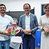 Angesichts der Zweigpraxis von Mike Lübke (von links) in Bräunlingen ist die Freude von Bürgermeister Micha Bächle und Henriette Stanley ...