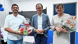 Angesichts der Zweigpraxis von Mike Lübke (von links) in Bräunlingen ist die Freude von Bürgermeister Micha Bächle und Henriette Stanley ...