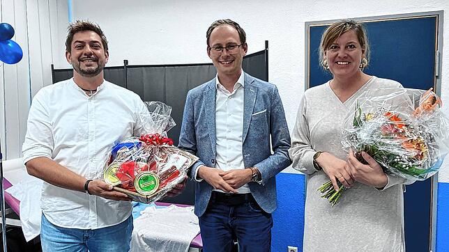 Angesichts der Zweigpraxis von Mike Lübke (von links) in Bräunlingen ist die Freude von Bürgermeister Micha Bächle und Henriette Stanley ...