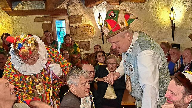 Jetzt hat nur noch Michael Koubik (links) gut lachen. Ein verzweifelter Michael Maier (mitte) wurde durch Rene Leuenberger (zweiter von ...