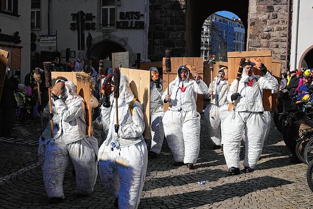 Bild 11: Villinger Maschgerelauf: Narren strömen durch die Innenstadt