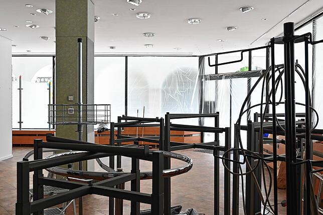 Ein paar Kleiderständer stehen schon bereit. Noch ist viel zu tun: Theke, Vitrinen und weiteres Mobiliar sollen noch auf die ...