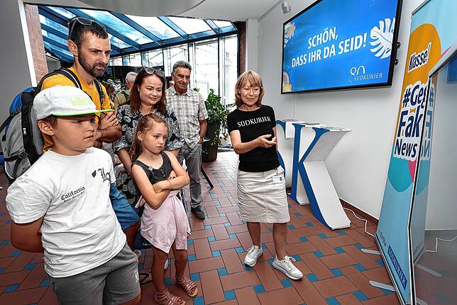 Relevant: Sandra Bethäuser (rechts) erläutert am Stand zum Thema Fake News den Besuchern Lio, Randy, Alisa und Ennie Hamann sowie Klaus ...