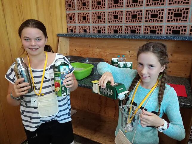 Versorgung: Cocktails aus leckeren Säften: Sarah und Marie (von links) arbeiten zurzeit in Fezittys Bar. Ein Getränk kostet zwei ...