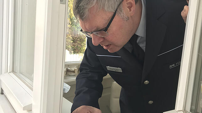 Der Polizeibeamte Hans Hunger kommt auf Wunsch auch nach Hause, um eine Gefahrenanalyse vorzunehmen. Besonders beliebte Einbruchstellen ...