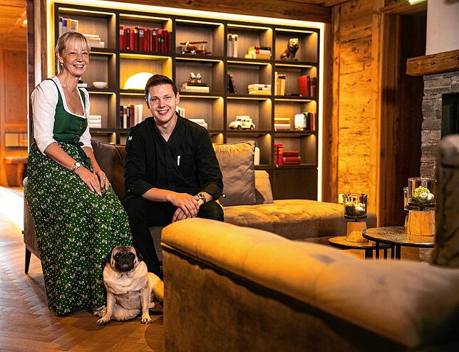 Herta und Sohn Simon Schlachter vom Burghotel Falkenstein mit Mops Charly.