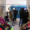 Menschen suchen in einer U-Bahn-Station in der ukrainischen Hauptstadt Schutz. In der Region laufen derweil die Vorbereitungen für ...