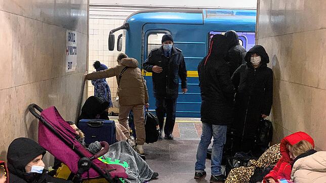 Menschen suchen in einer U-Bahn-Station in der ukrainischen Hauptstadt Schutz. In der Region laufen derweil die Vorbereitungen für ...