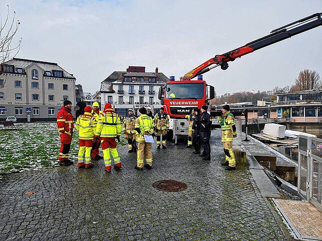 Gegen 10 Uhr am Mittwochmorgen wurde eine vermisste Person von der Fähre gemeldet. Feuerwehr, DLRG und Wasserschutzpolizei waren mit 25 ...