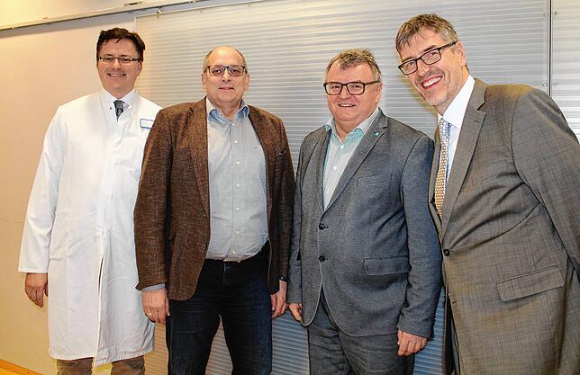 Medizinischer Direktor Professor Jochen Wöhrle, MCB-Geschäftsführer Franz Klöckner, Oberbürgermeister Andreas Brand und Medizinischer ...