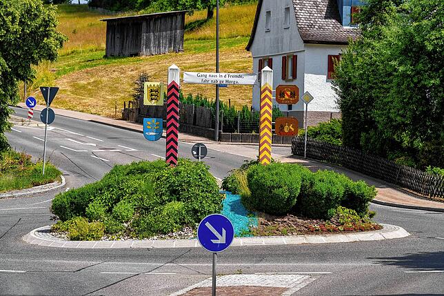 Grenzmarkierung am Kreisverkehr Richtung Horgen.