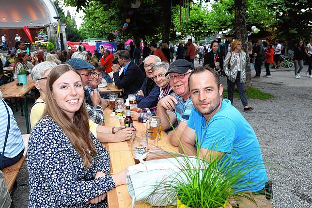 Bild 19: Die Gäste feiern beim Stadtgartenfest: Hier sind die Fotos vom ersten Abend