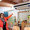 Carmen Kindler, kommissarische Schulleiterin der Grundschule Nußdorf, zeigt auf ein stationäres Lüftungsgerät in einem Unterrichtsraum.