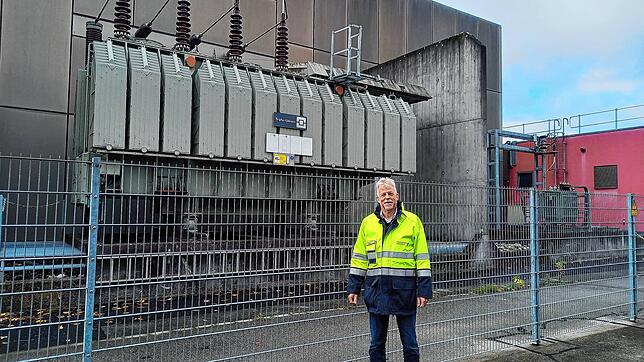 Michael Müller, Geschäftsbereichsleiter Energienetze, vor einem der Transformatoren der Stadtwerke. Wenn die Energiewende gelingen soll, ...