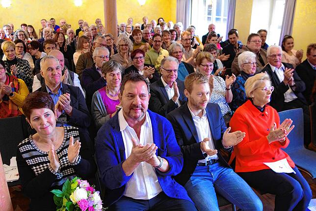 Im vollbesetzten Bürgerhaus verfolgen Bürger und Gäste die Ansprache des Bürgermeisters zum neuen Jahr.