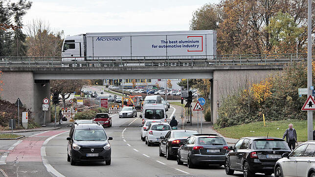 Staus und zähfließender Verkehr gehören in den Stoßzeiten inzwischen auch zum Alltag in Villingen-Schwenningen, hier auf dem ...