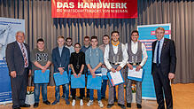 Zu den Gratulanten der Preisträger gehörten Kreishandwerksmeister Sigmund Bauknecht (links) und Handwerkskammer-Präsident Harald ...
