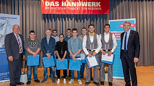 Zu den Gratulanten der Preisträger gehörten Kreishandwerksmeister Sigmund Bauknecht (links) und Handwerkskammer-Präsident Harald ...