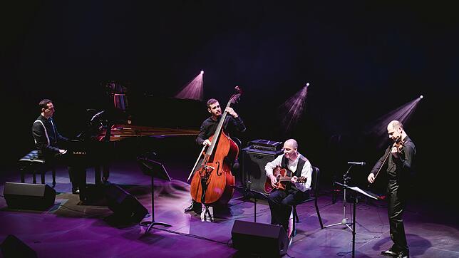 Diese Einladung nach Korea kam überraschend: Die Django&lsquo;s Tigers beim Tongyeong International Music Festival. Auf dem Bild (v.li): ...