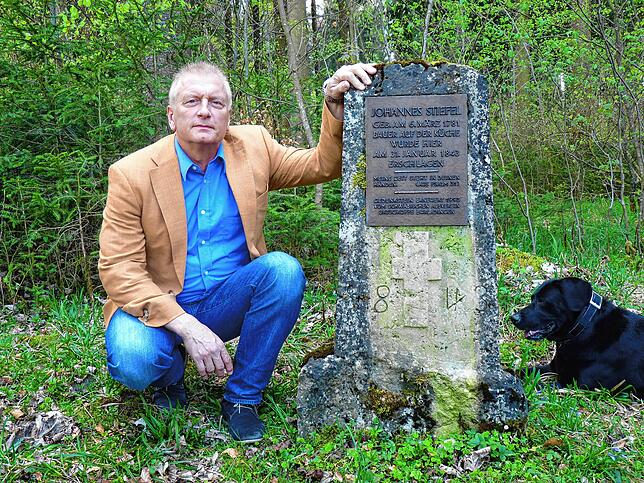 Gerd Stiefel mit seinem Hund beim Gedenkstein, der schon im 19. Jahrhundert zur Erinnerung an jenen Tatort aufgestellt und später vom ...