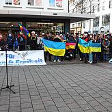 Ergreifende Worte hatte Wilhelm Waibel (links) bei der Mahnwache. Seine Gedanken sind in diesen Tagen vor allem bei den Kindern aus ...