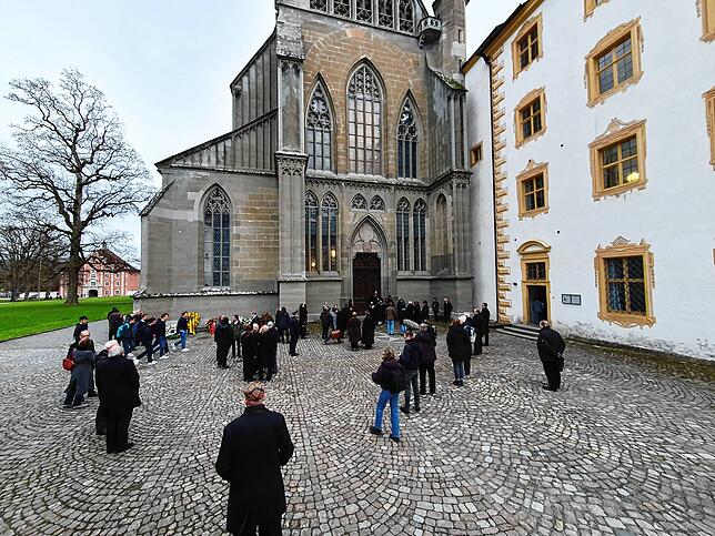 Vor dem Einlass zum Münster auf Schloss Salem.