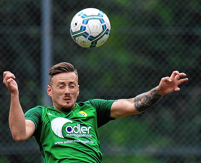 Trifft in Schönau: Marco Romano brachte den bislang unbesiegten SV Herten beim FC Schönau mit 2:0 in Führung, doch am Ende stand es 2:2 ...
