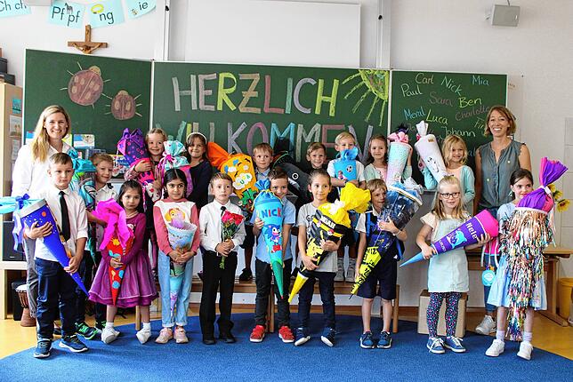 Die erste Klasse der Grundschule Hagnau mit ihren Klassenlehrerinnen Silke Dimmeler und Annika Siebenhaller.