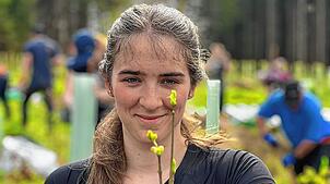 Eine Mitarbeiterin hilft mit Freude bei der Pflanzung des Waldes in Blumberg mit. Bild: Karl Storz