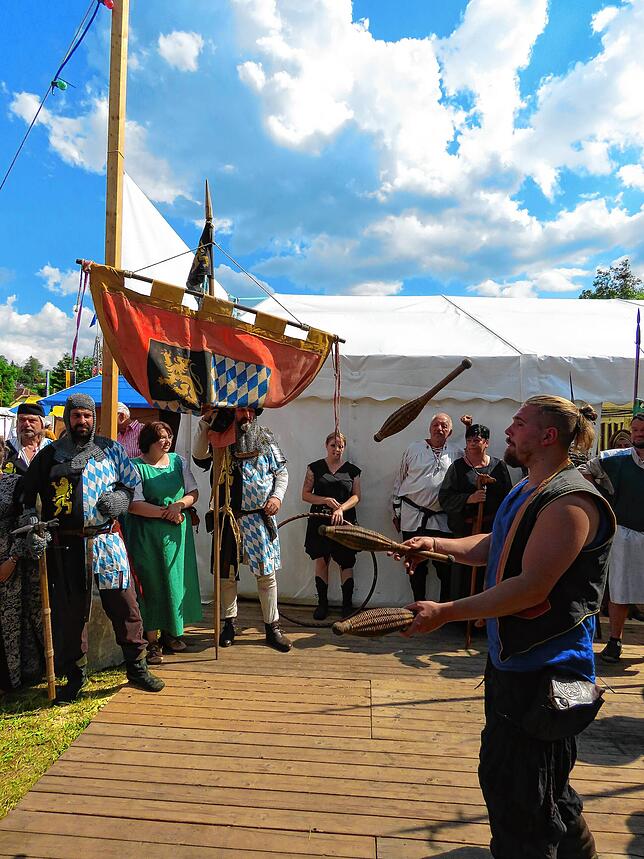 Bild 30: Festbeginn in Brigachtal: Viel Remmidemmi bei der 38. Auflage des Brigachtaler Dorffestes