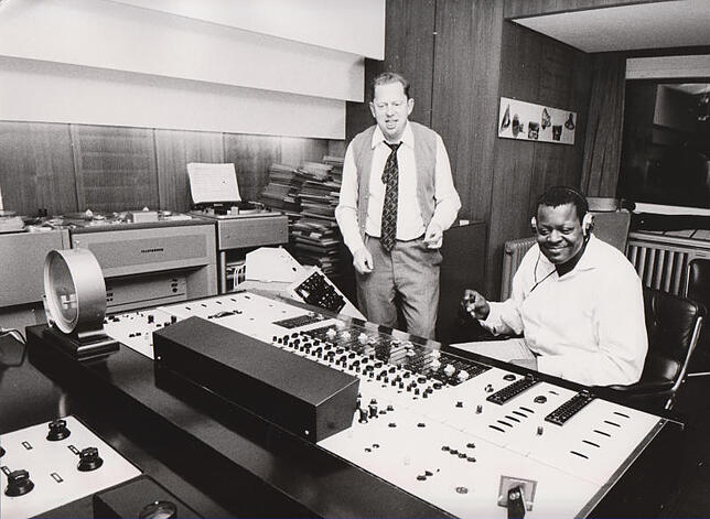 Zwischen den Aufnahmen bei den Hauskonzerten: Gastgeber Hans Georg Brunner-Schwer und Oscar Peterson swingen im Regieraum der Villa ...