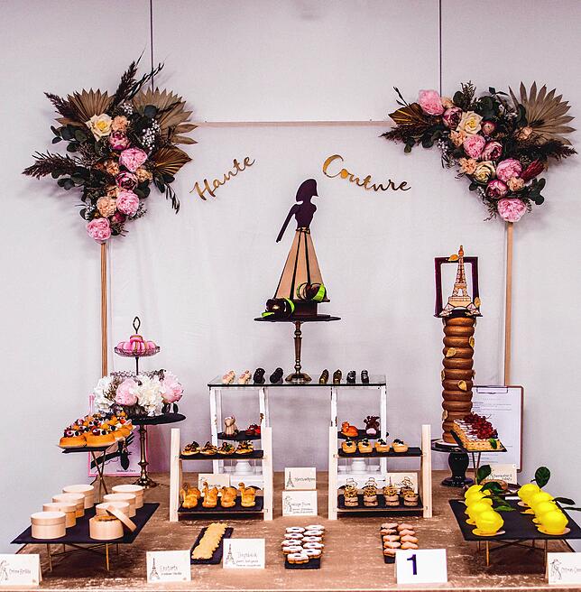 So sah der Tisch ihrer Meisterprüfung aus: Mit deutsch-französischer Patisserie und verschiedensten süßen Leckereien. Drei Tage hatte ...