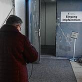 Nach der Eingangstür wartet ein Mitarbeiter, um bei Impfwilligen und Begleitpersonen Fieber zu messen.