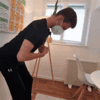 Andreas Förnbacher zeigt einfache Übungen für das Arbeiten zuhause und im Büro.